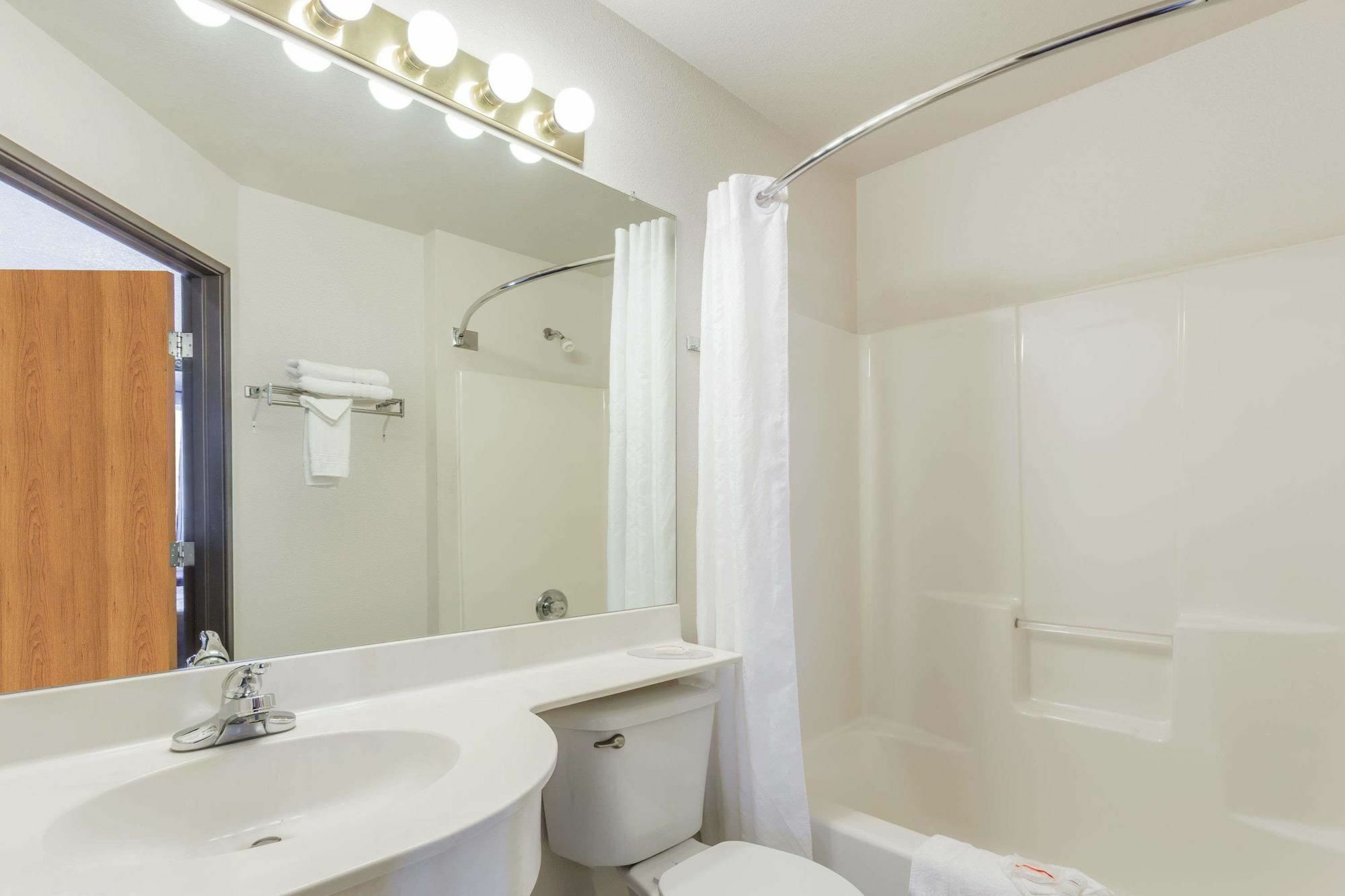 Boarders Inn & Suites By Cobblestone Hotels - Brush Exteriör bild